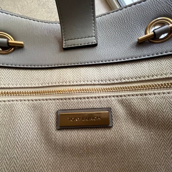 Tory Burch Fleming Soft Chain Tote in Bay Gray colour - Authentic - Picture 12 of 15